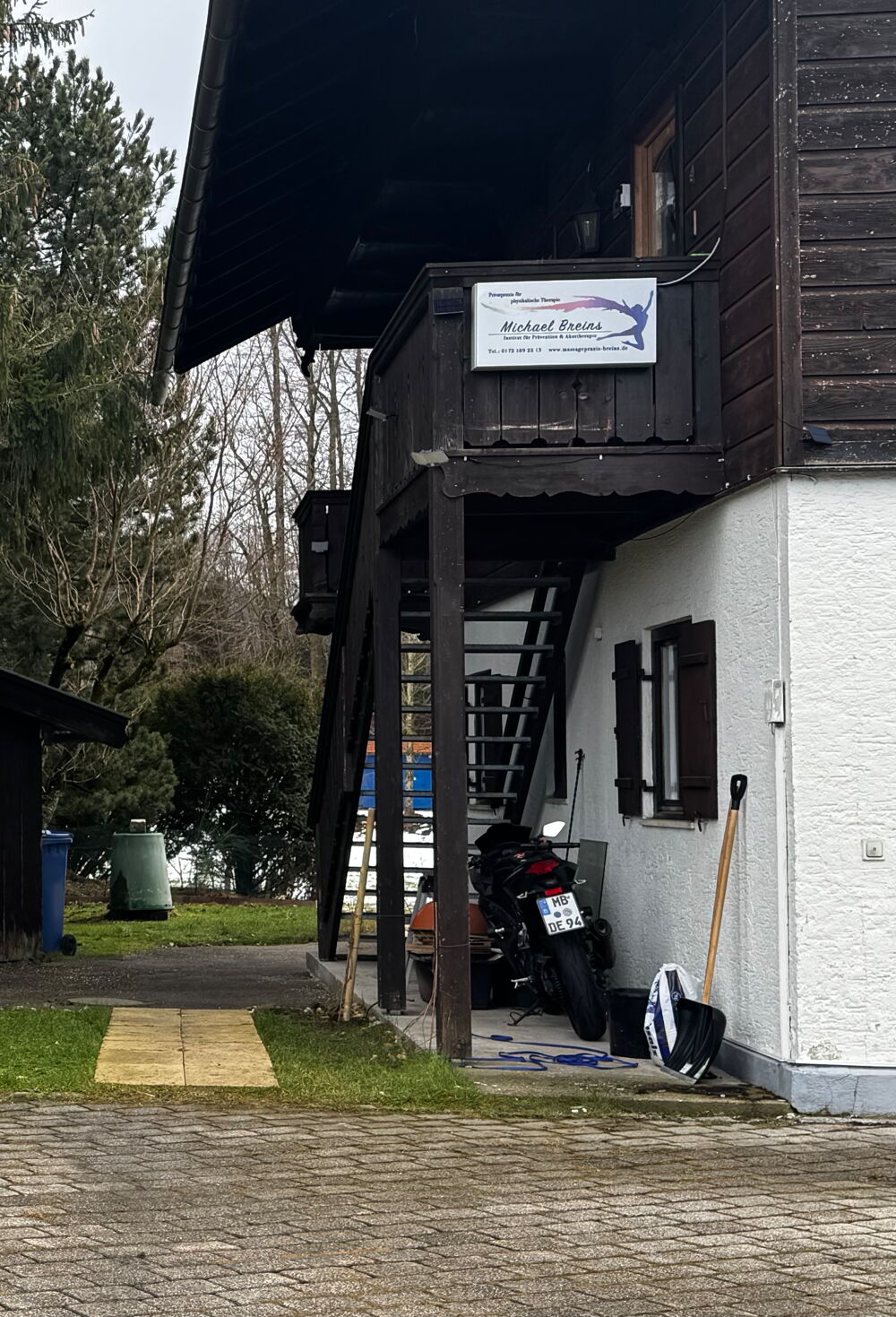Praxis Eingang aussen Treppe 