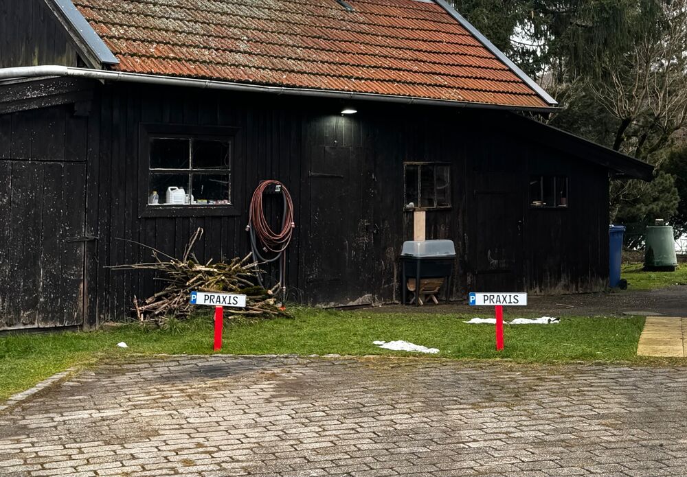 Gmund Praxis Parkplätze auf dem Grundstück