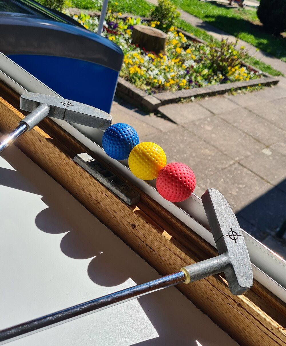 Minigolf-Schläger und -Bälle