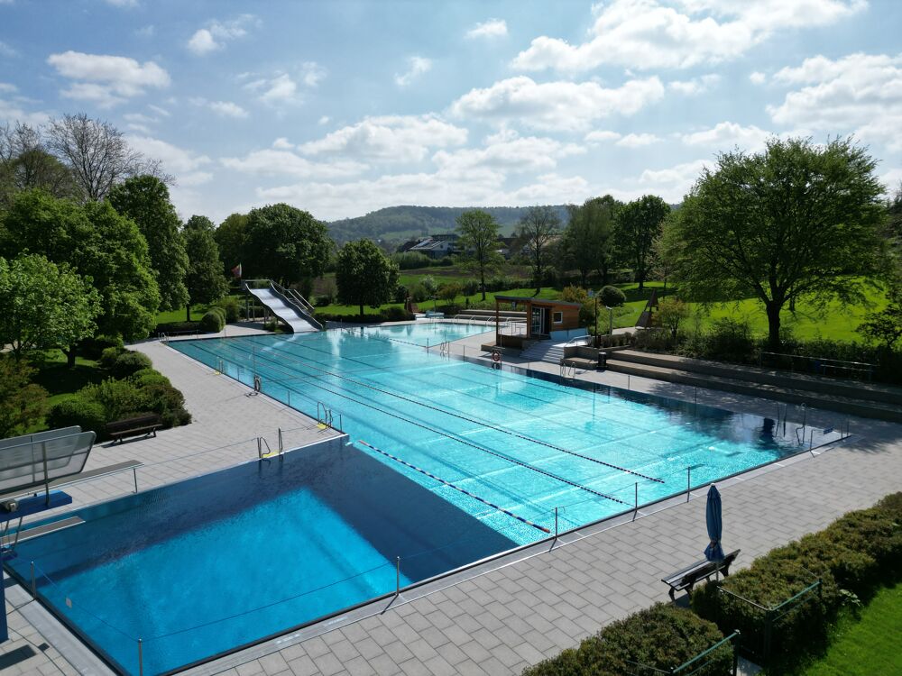 Sprung- und Schwimmbecken