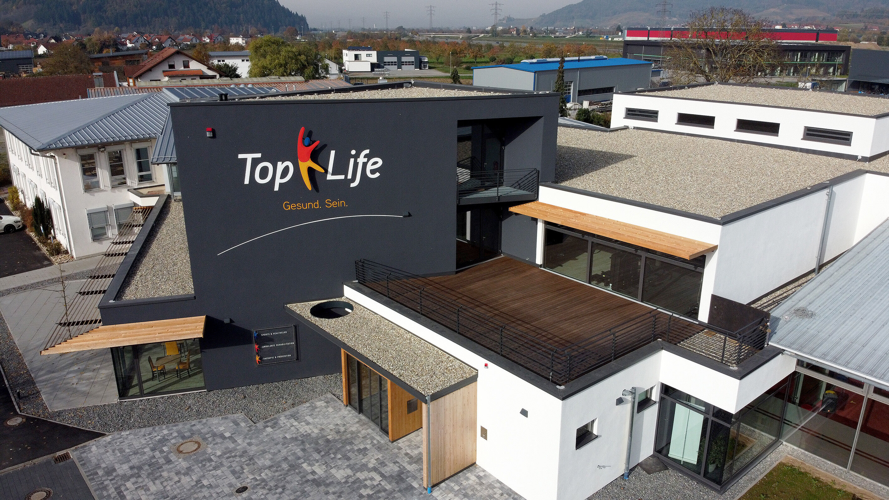 Sports & Health Club von außen mit Terrasse