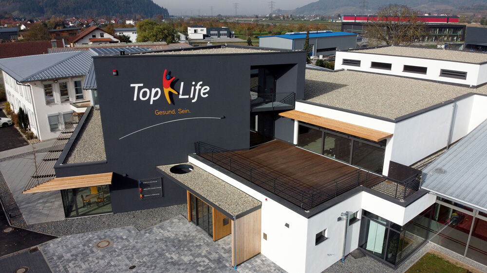 Sports & Health Club von außen mit Terrasse