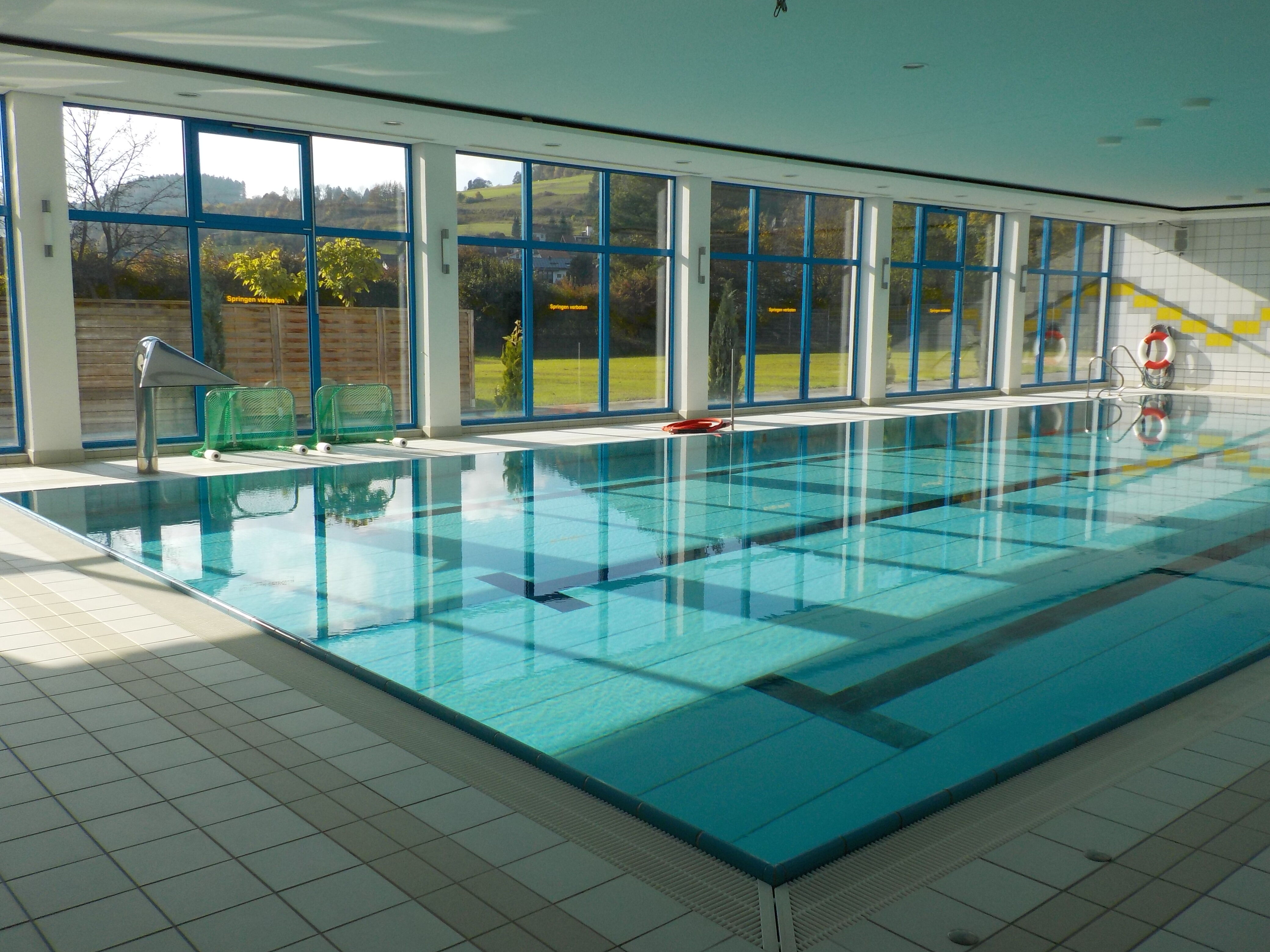Schwimmhalle
