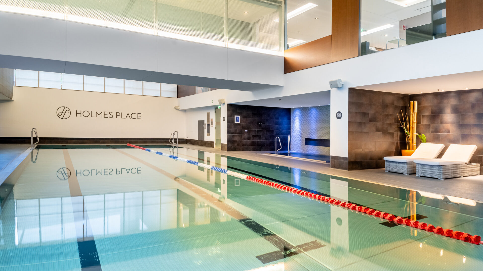Sport-Pool und Whirlpool
