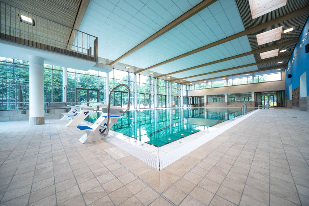 Tauchen Sie ein: Erfrischendes Hallenbad mit 25m-Sportbecken
