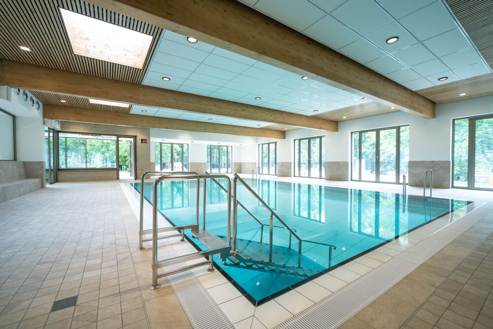 Hallenbad Vielfalt: Entspannung und Spaß im Multifunktionsbecken