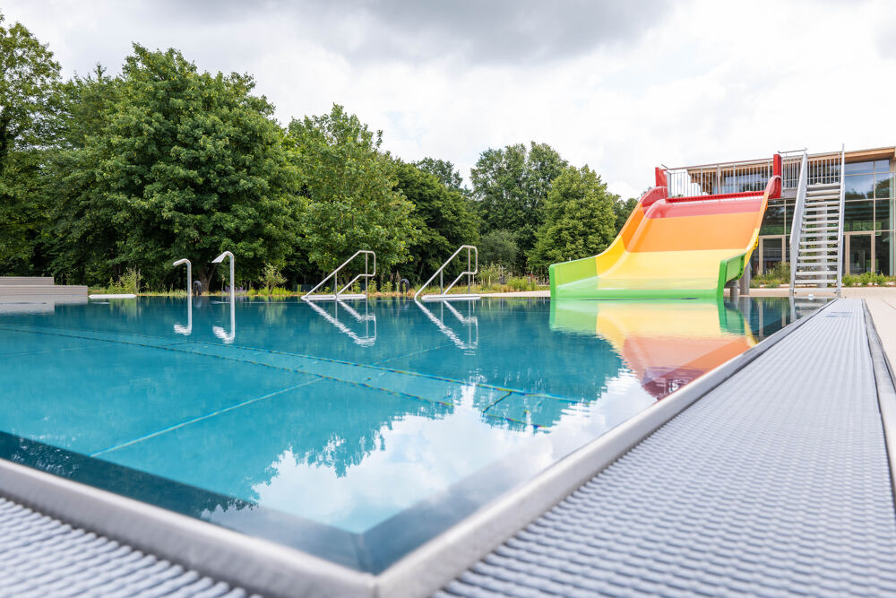 Freibadvergnügen: Riesenspaß im Nichtschwimmerbecken mit breiter Rutsche