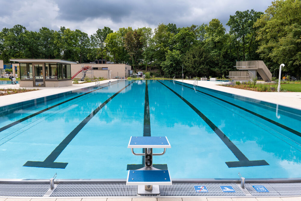 Schwimmvergnügen im Freibad: 50-Meter Sportbecken erwartet Sie