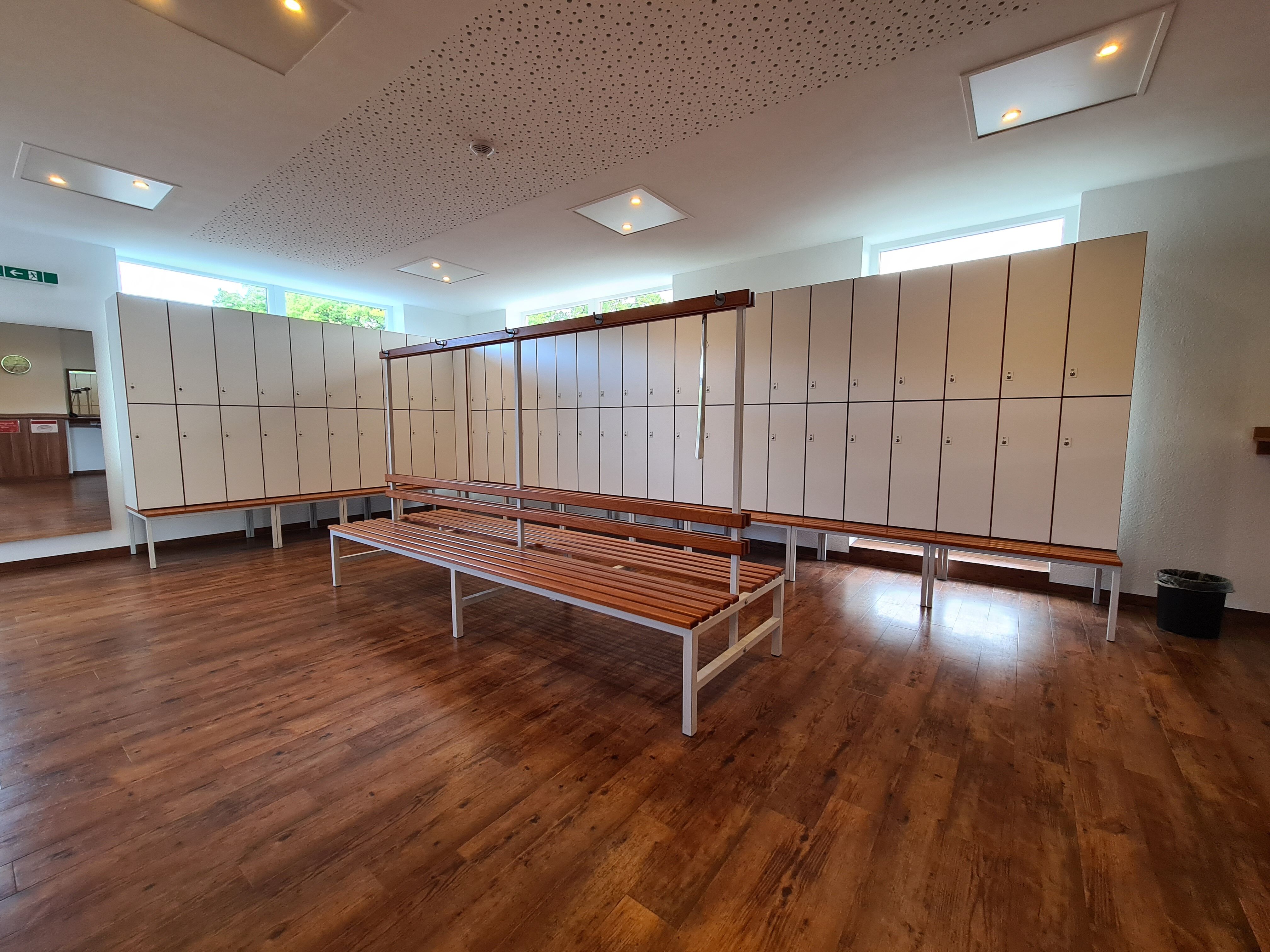 In unseren großzügigen Umkleidekabinen kannst du deine Wertsachen kostenfrei verstauen.