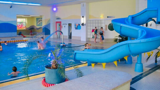 Kinderbecken mit Rutsche