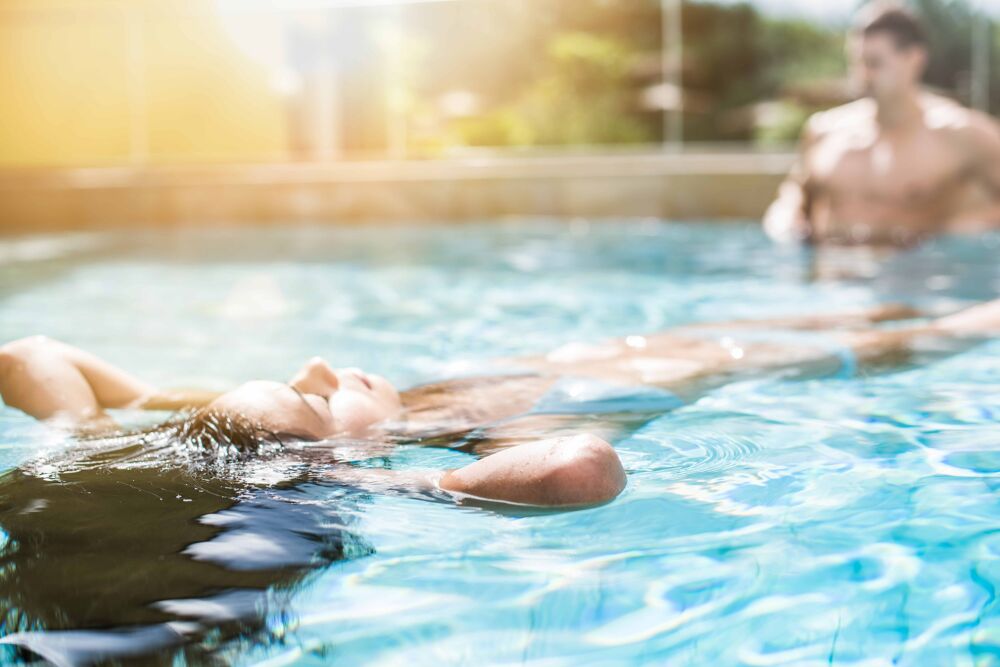 Aus schwimmen wird schweben im SolerelaxPool: eintauchen und sich vom 33 °C warmen Wasser tragen lassen.