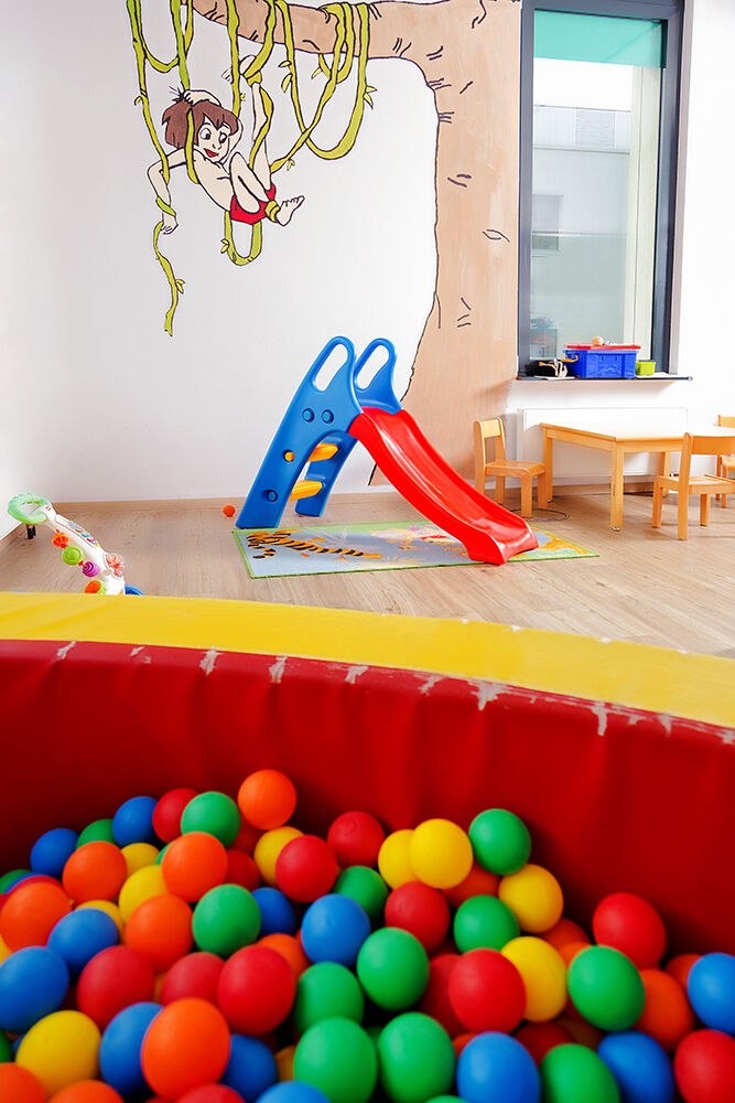 Unser Kinder-Team kümmert sich liebevoll um Ihre Kleinen und wird unseren kleinen Gästen ihren Aufenthalt angenehm gestalten. Die Eltern können nicht nur in Ruhe ihr Training genießen – es b