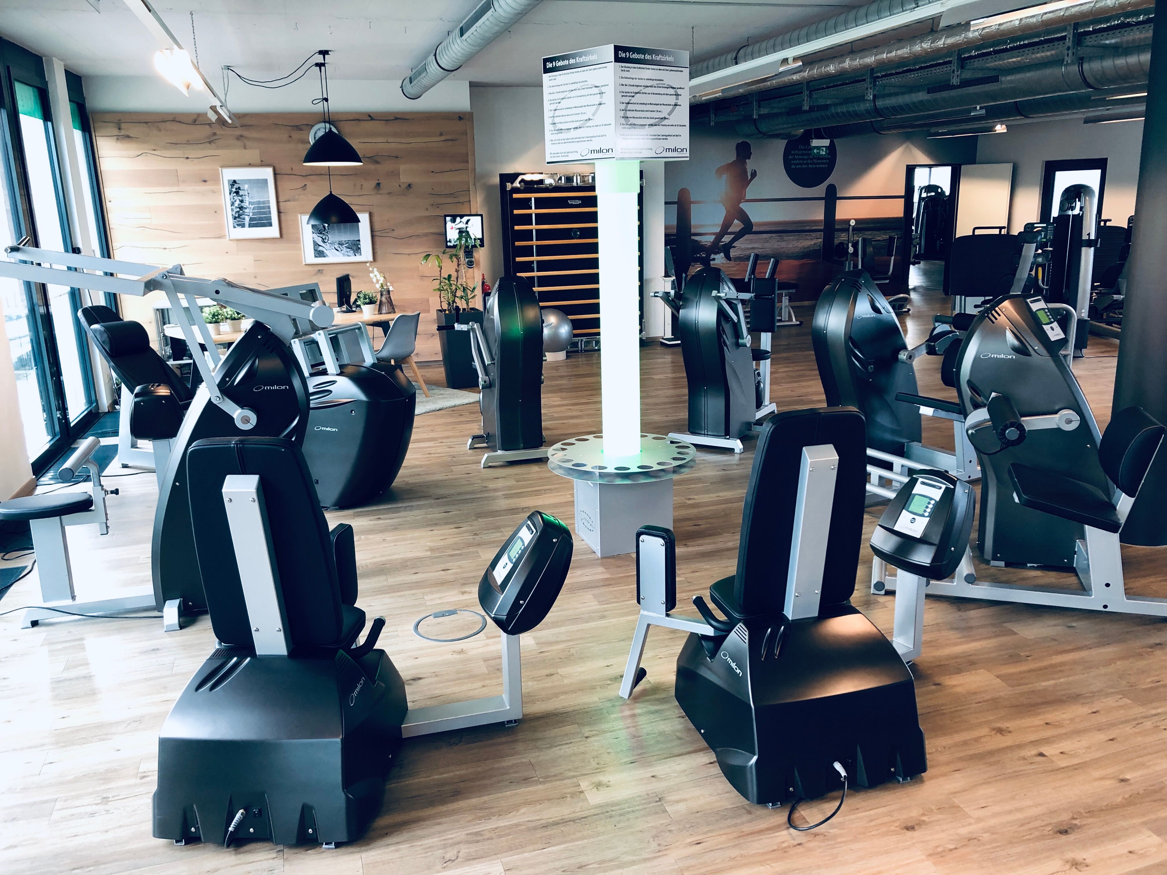 Die sportwissenschaftlich fundierte Zirkelkonstellation erlaubt ein einfaches, sicheres sowie effektives Training in nur 30 Minuten! Der Milon Kraftzirkel widmet sich ganz dem Prinzip der Üb