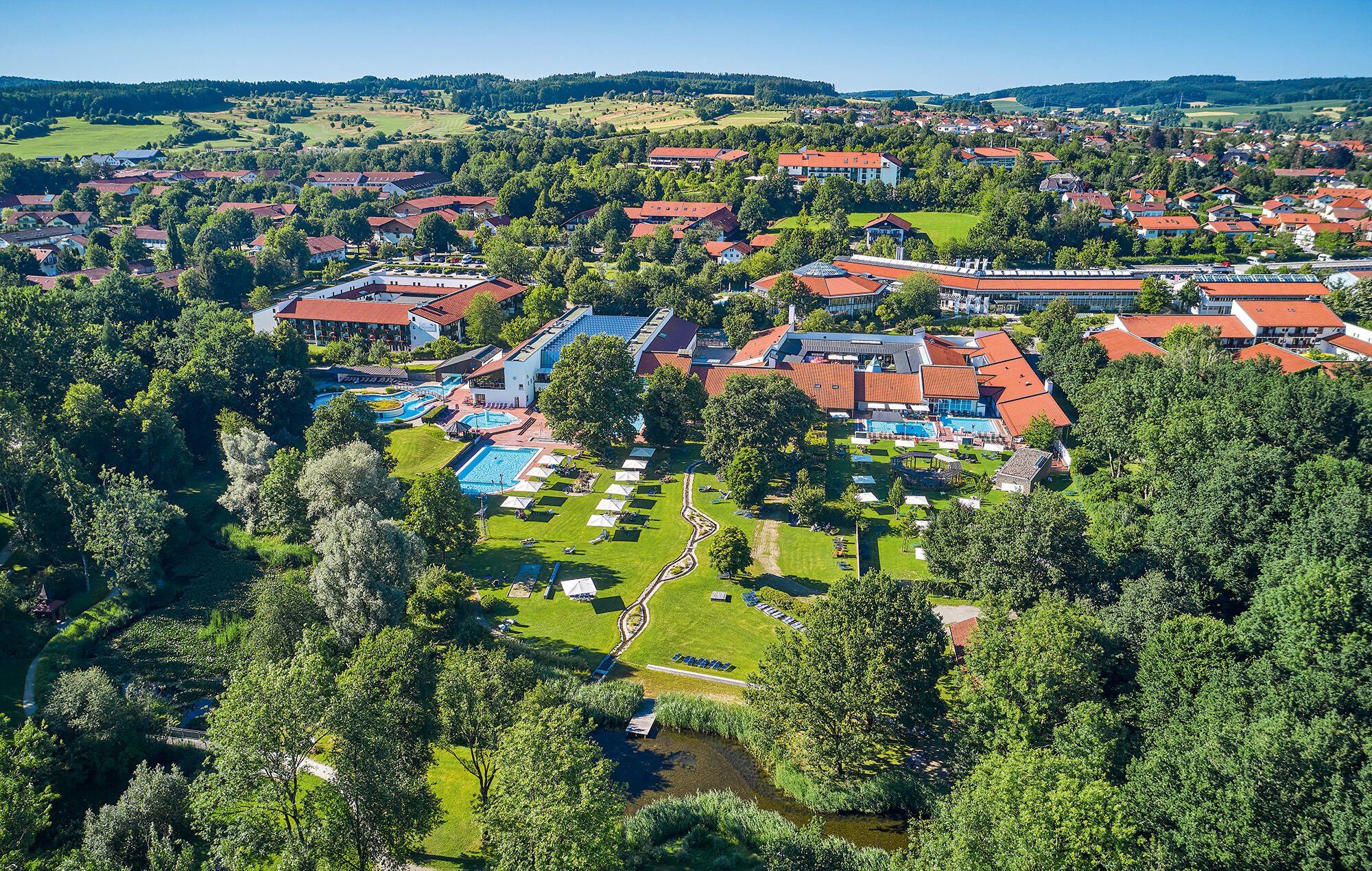 Mit einer Heilwasserfläche von 2.400 qm und dem großen Garten der Sinne wartet ein entspannter und wohltuender Thermentag auf dich.