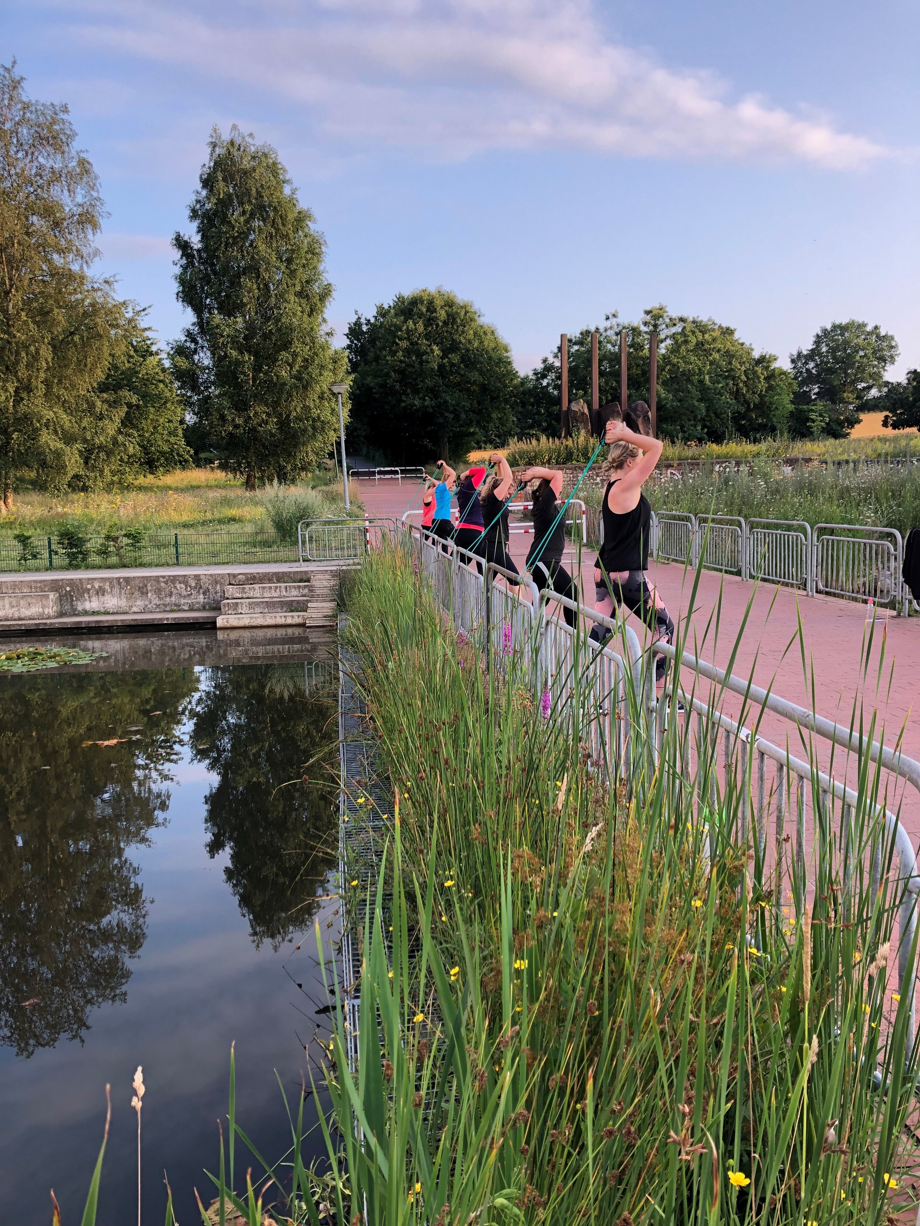 Im Sommer am Abend beim FRAUENPOWER Kurs