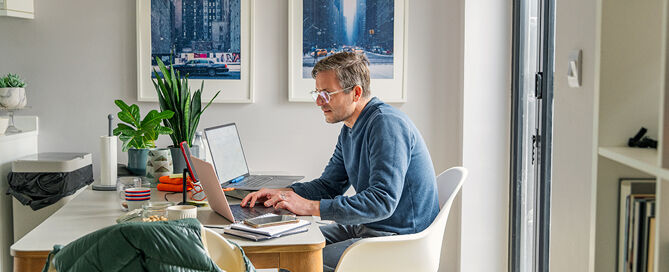 Ein mann macht homeoffice vom Esstisch aus.