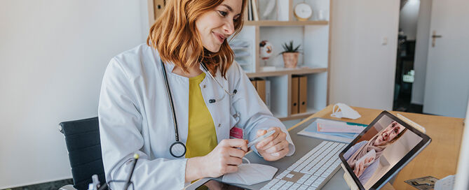 Eine Ärztin in einer Videobesprechung mit einer Patientin