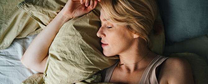 Eine schlafende Frau