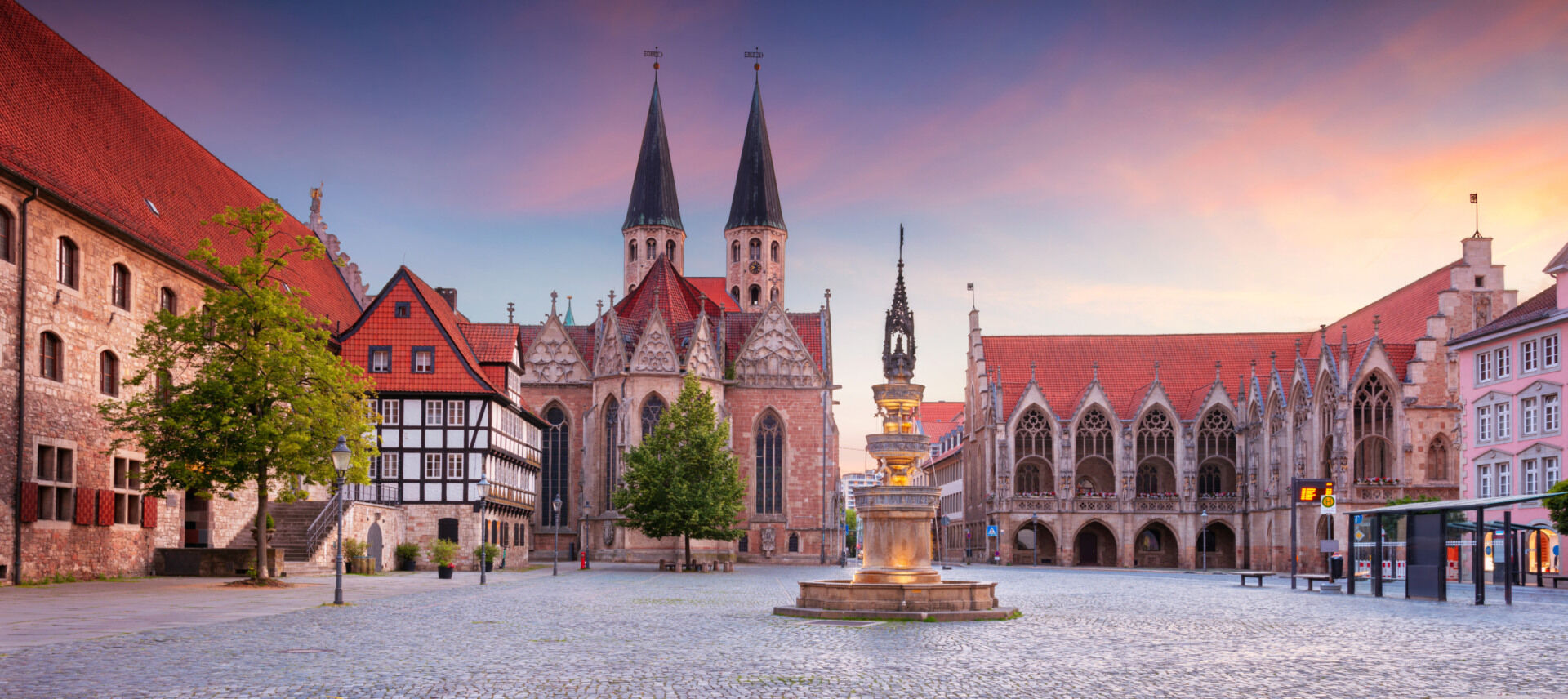 Braunschweigs Historische Altstadt mit Blick auf die St. Martini Kirche und alte Stadthalle am Abend.