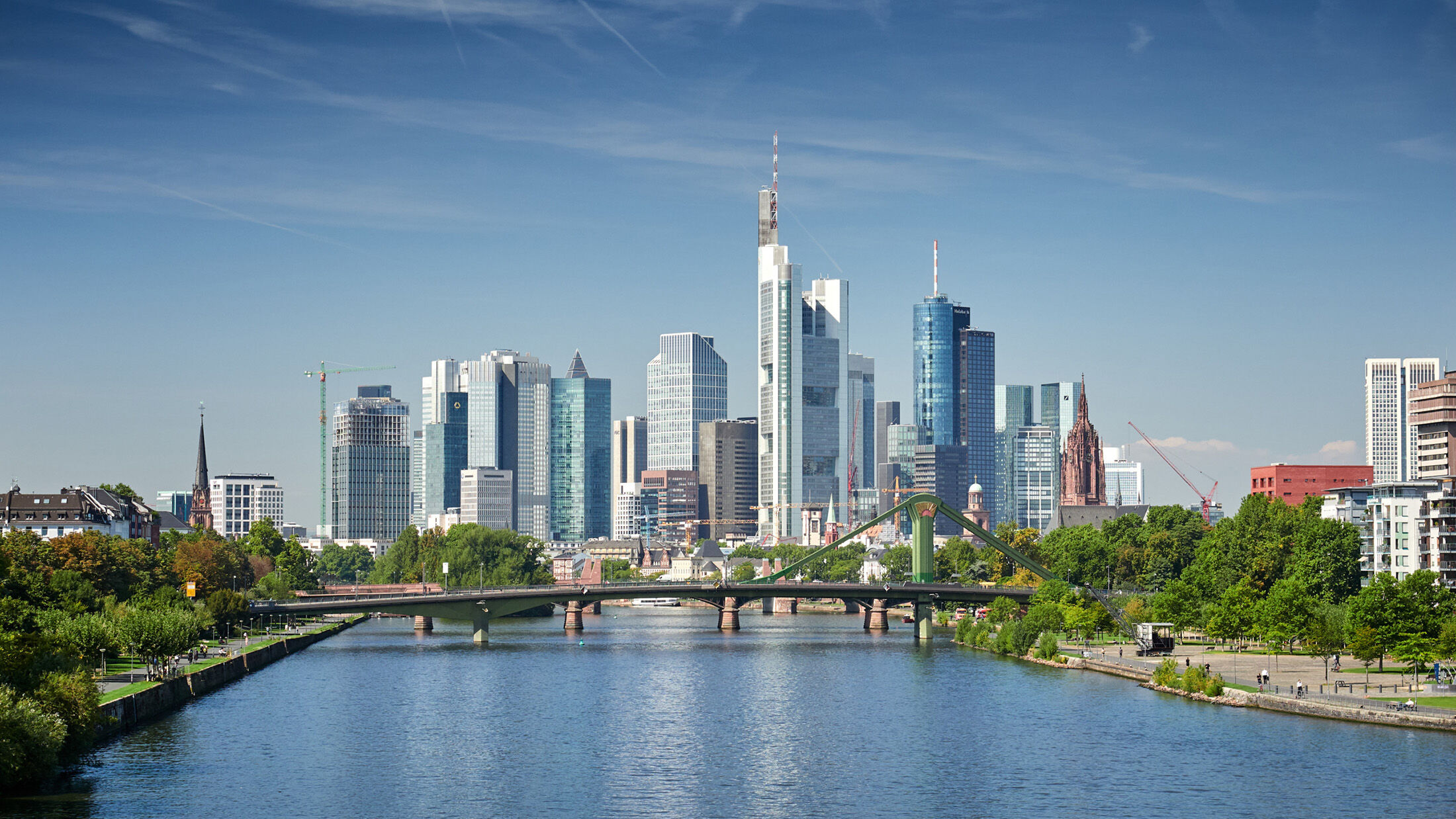 Skyline Frankfurt vom Fluss aus.