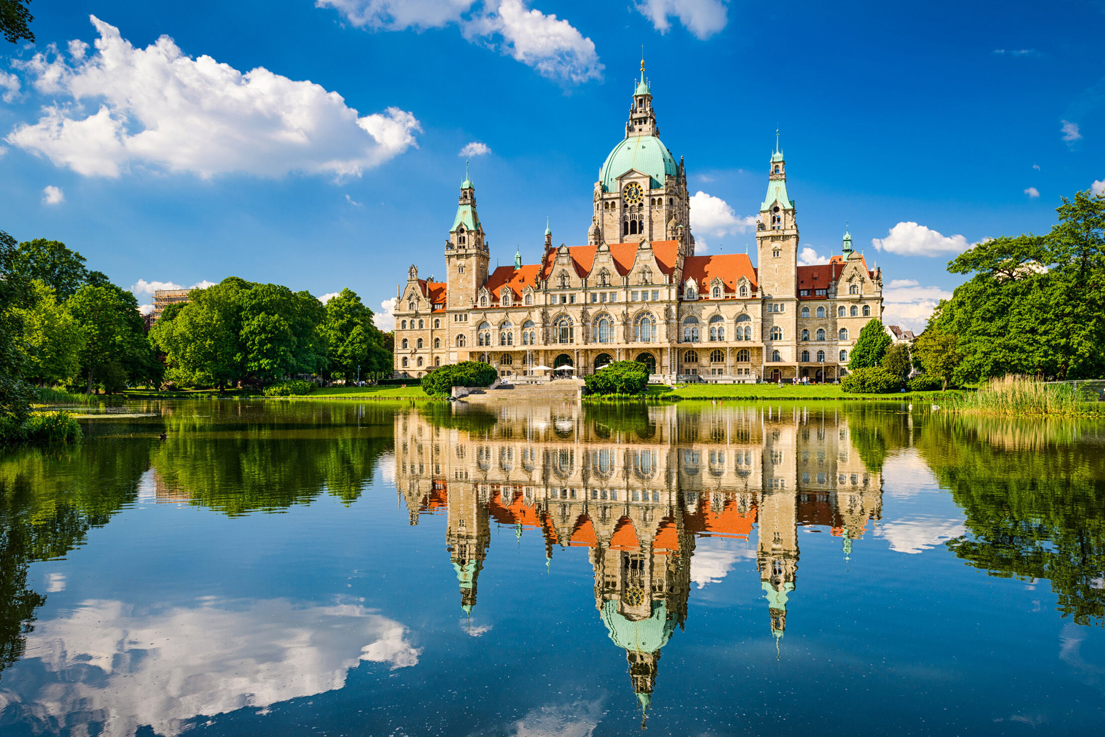 Rathaus Hannover mit Spiegelung im Maschteich