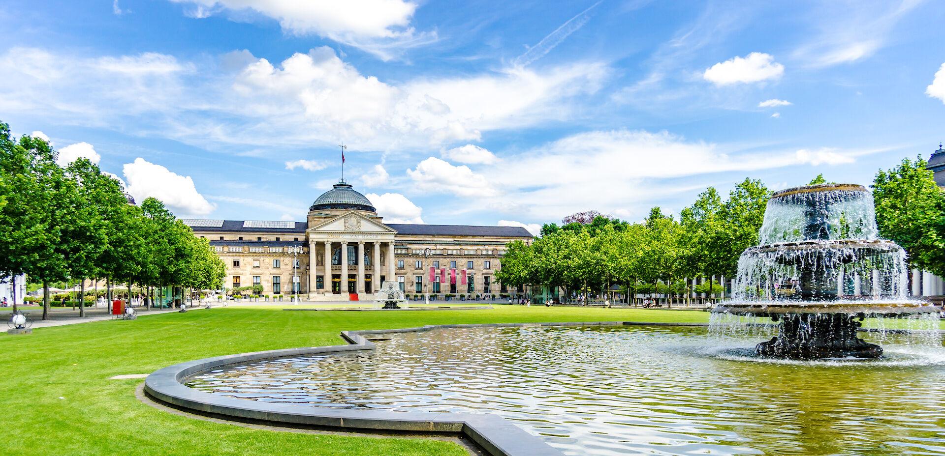 Kurhaus in Wiesbaden mit Brunnen im Vorgarten