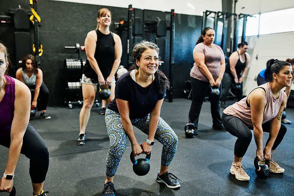 Eine Gruppe Frauen im Fitnessstudio trainieren mit Kettleballs