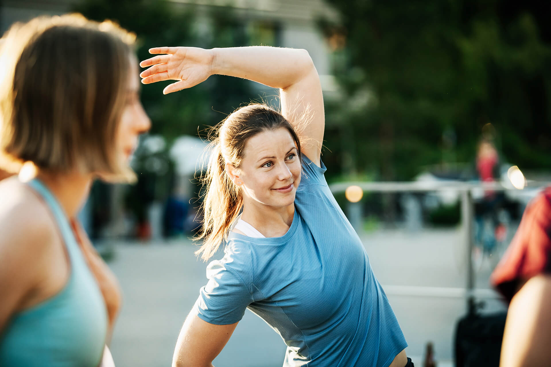 Eine Frau am Sprinten vor dem Hansefit Logo