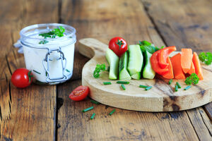 Gemüsesticks mit Kräuterquark auf einem Tisch