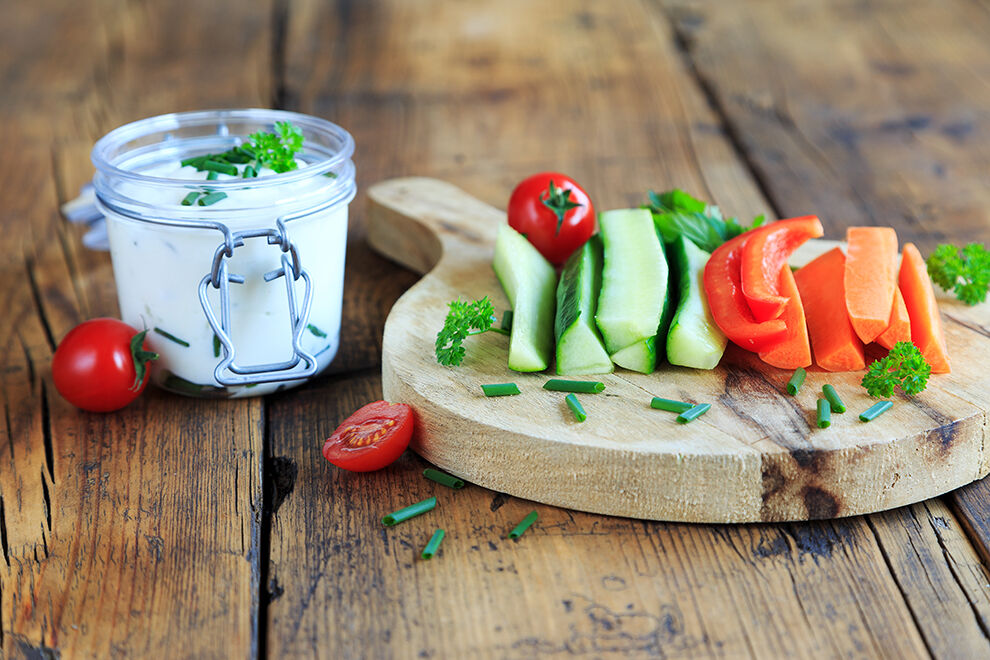 Gemüsesticks mit Kräuterquark auf einem Tisch