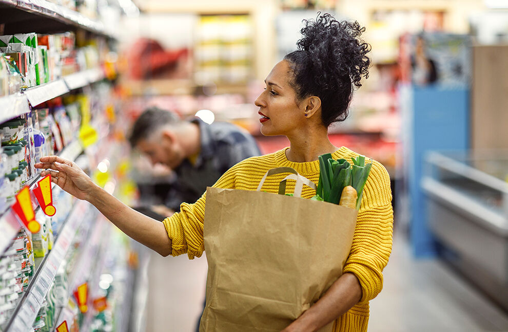 Frau kauft im Supermarkt ein