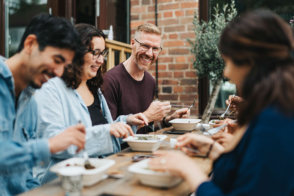 Glückliche Kollegen beim Mittagessen