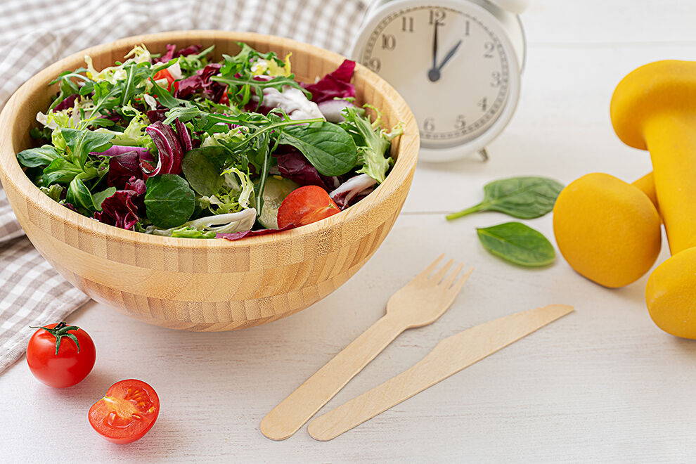 Gesunder Salat in einer Bambusschüssel