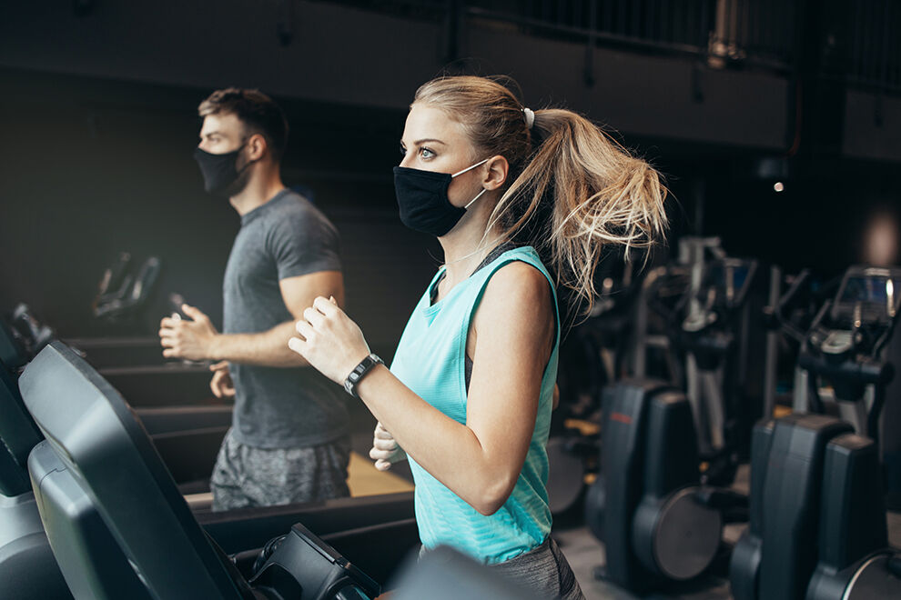 Sportliche Menschen trainieren im Fitnessstudio