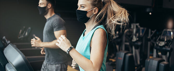 Sportliche Menschen trainieren im Fitnessstudio