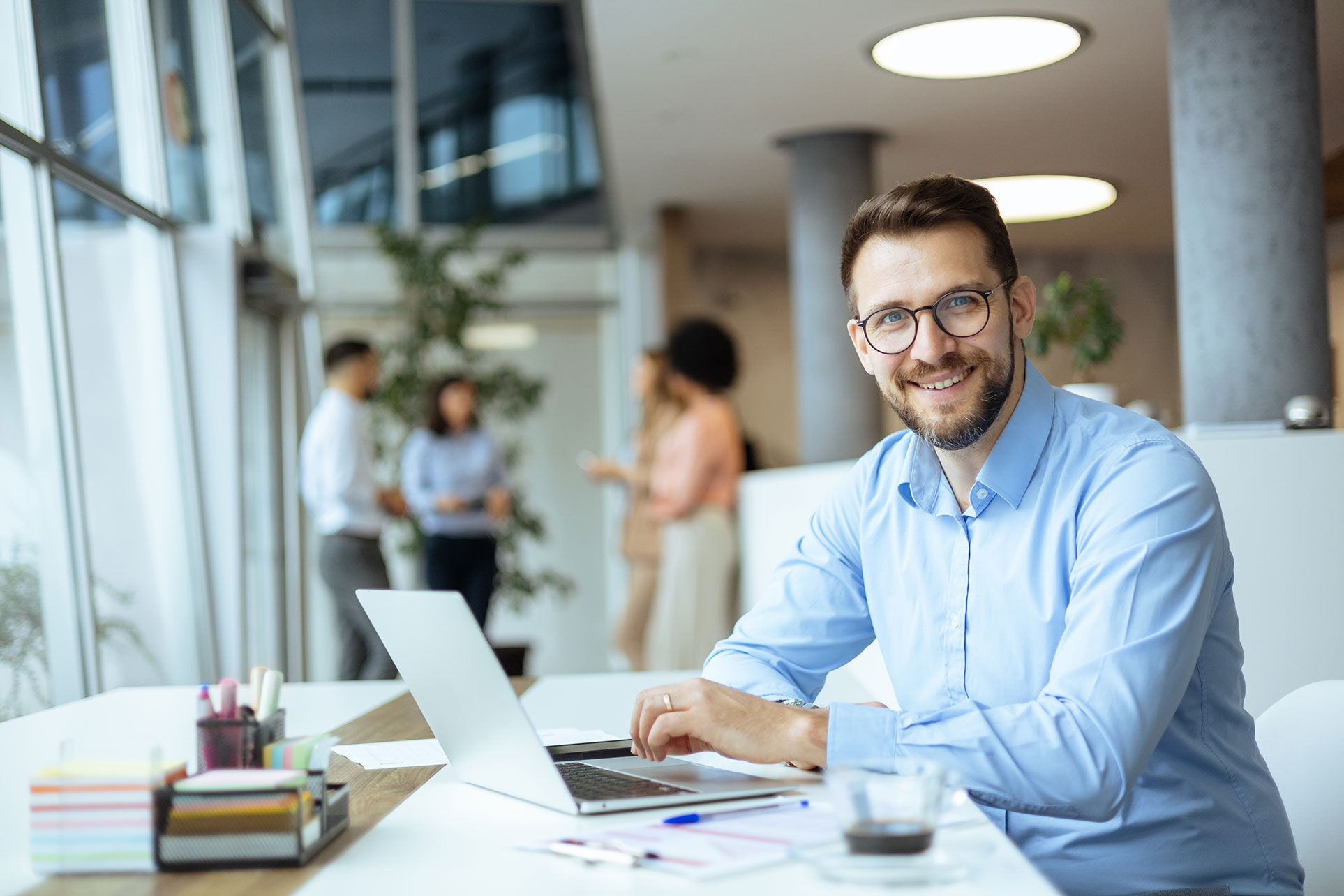 Ein Mann sitzt am Laptop