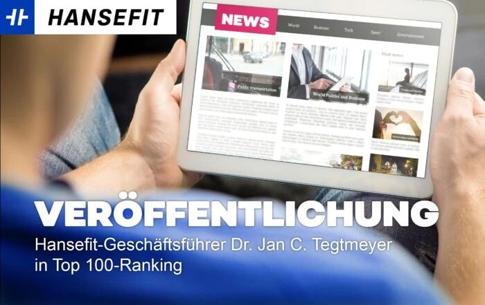 Eine Person hält ein Tablet in der Hand auf dem Pressemitteilungen zu sehen sind