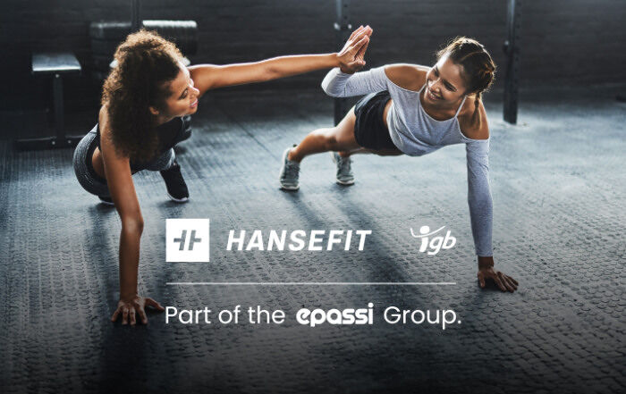 Zwei Frauen planken und geben sich dabei einen High Five, mit dem "Hansefit: Part of the Epassi Group" Logo im Vordergrund.