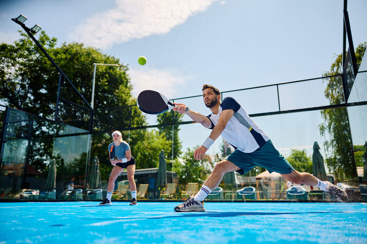 voll-bock-auf-padel-3 Zwei Personen mitten im Padelspiel.