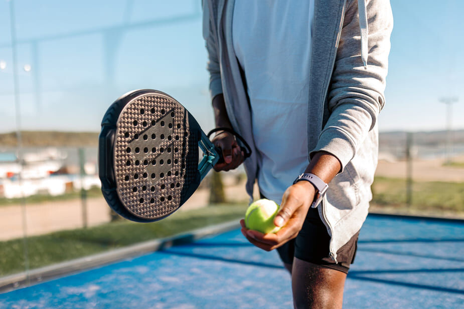voll-bock-auf-padel-4 Eine Person beim Aufschlag mit Padel.