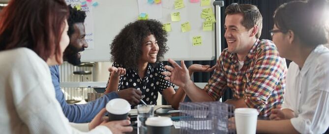 Eine Gruppe sitzt an einem Tisch und lacht