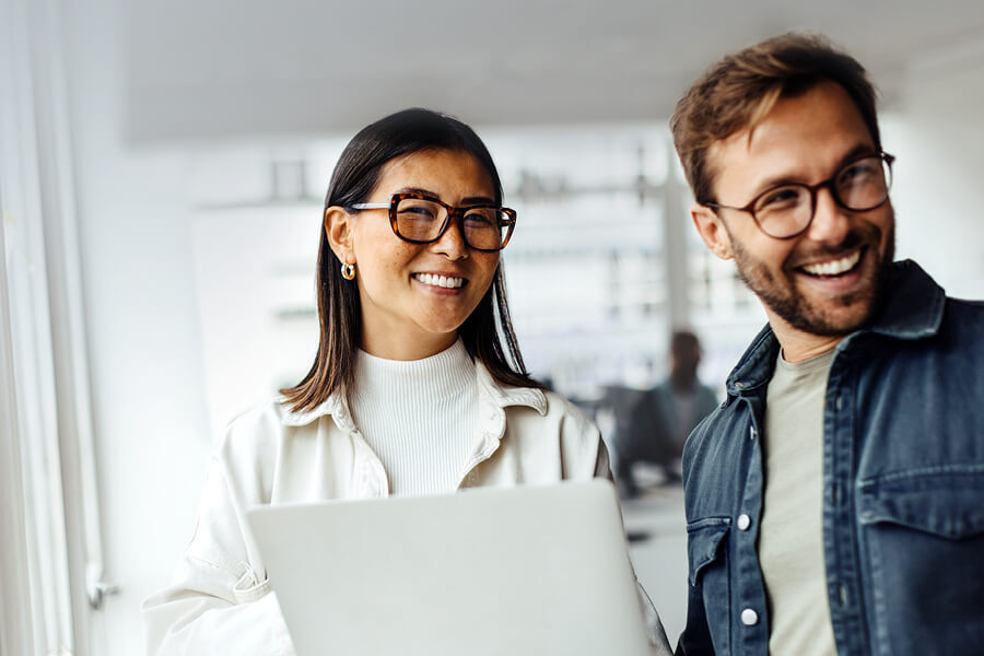 Mitarbeitende lächeld im Office
