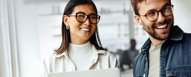 Mitarbeitende lächeld im Office