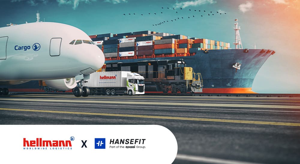 Ein Flugzeug auf einer Landebahn und im Hintergrund ist ein LKW mit einem Hellmann-Logo drauf.