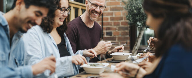 Eine Gruppe beim Essen auf der Terrasse