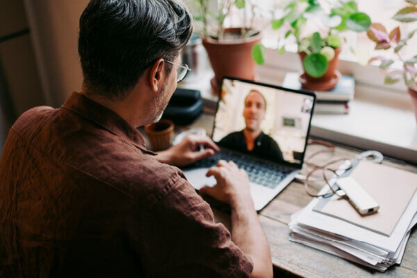2026-magazin-01-newsletter-highlight-600x400px-mentale-Gesundheit Ein Mann bei einem Video Call mit Jemandem.