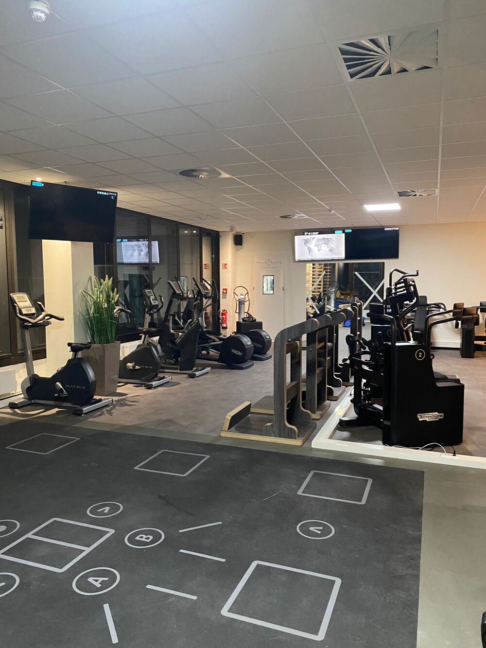 Fahrräder/ Crosstrainer/ Skillcourt/ Biocircuit/ Power Plate