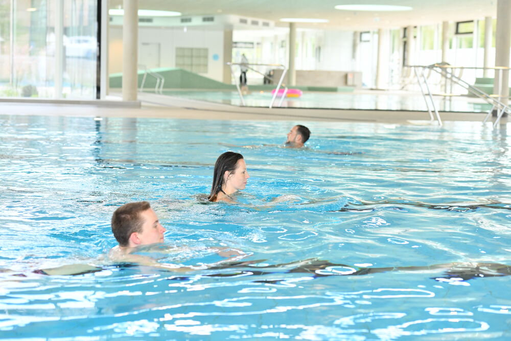 Schwimmerbecken mit sechs Bahnen und Startblöcken