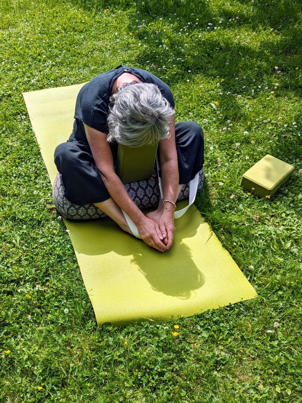 Yin Yoga unterstützte Vorbeuge