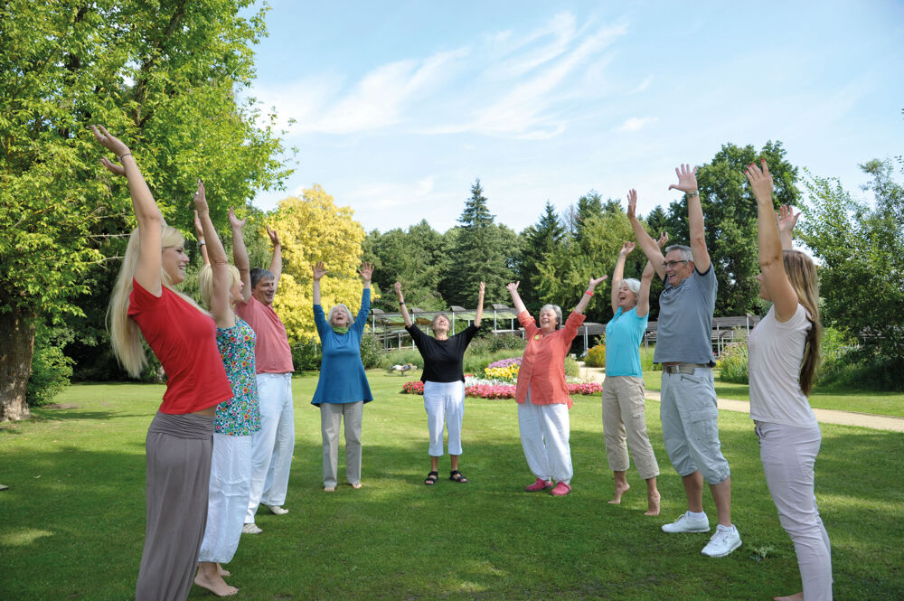 Lachyoga im Kurpark (c) Bad Bevensen Marketing GmbH / image-foto.de